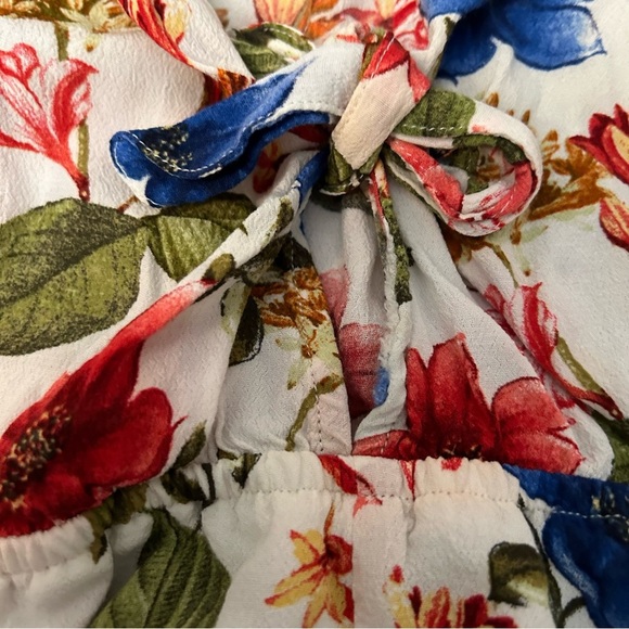 Size Small Forever 21 Floral Romper with Cutout A5 - Picture 3 of 4